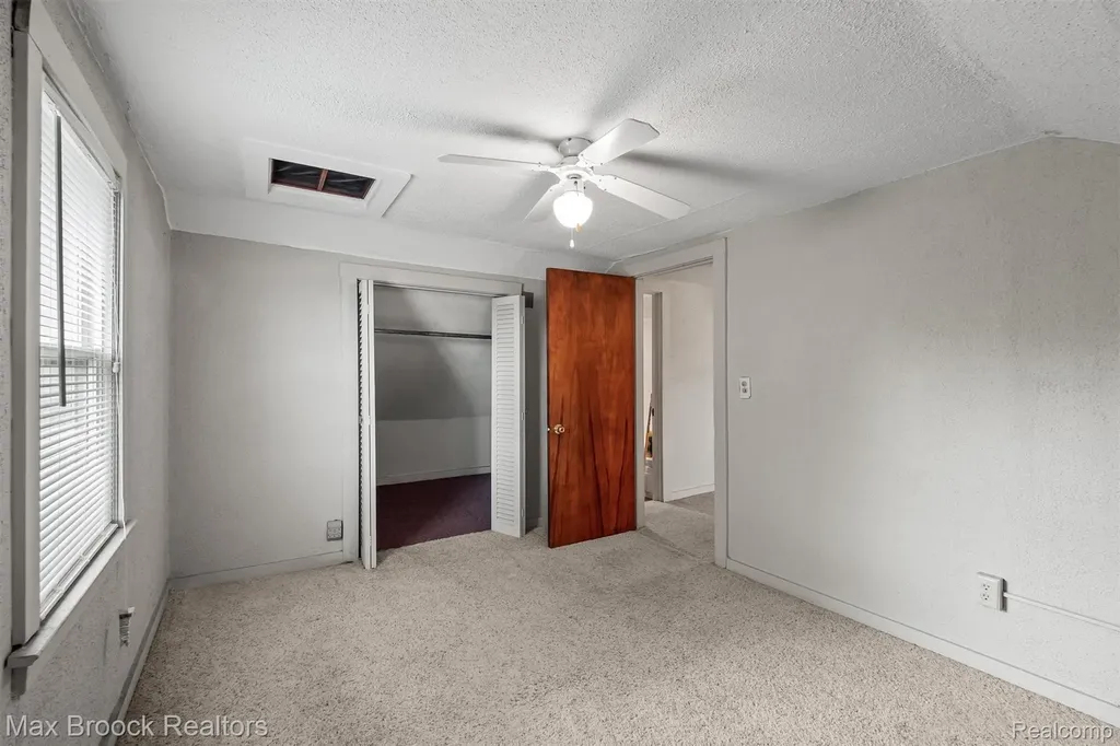 67 W Columbia Avenue Pontiac City MI 48340