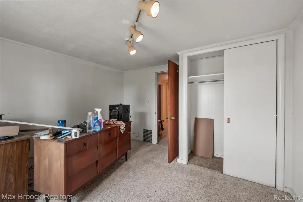 67 W Columbia Avenue Pontiac City MI 48340