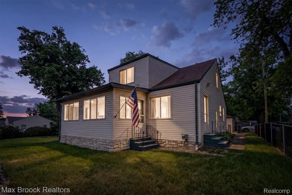 67 W Columbia Avenue Pontiac City MI 48340