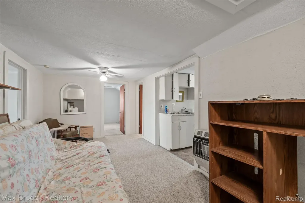 67 W Columbia Avenue Pontiac City MI 48340