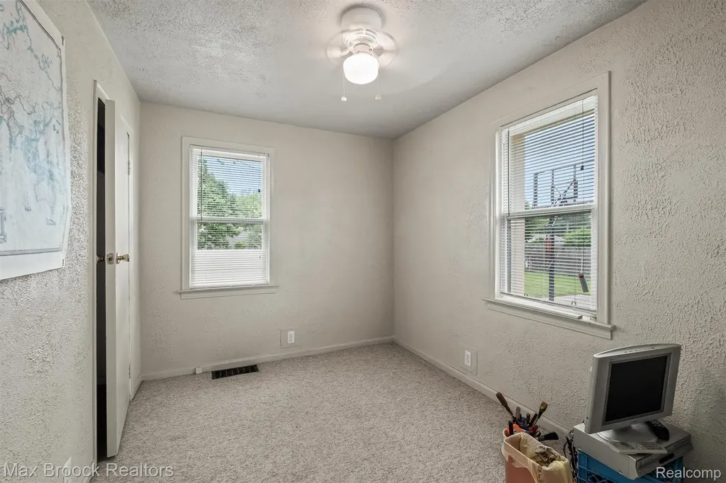 67 W Columbia Avenue Pontiac City MI 48340