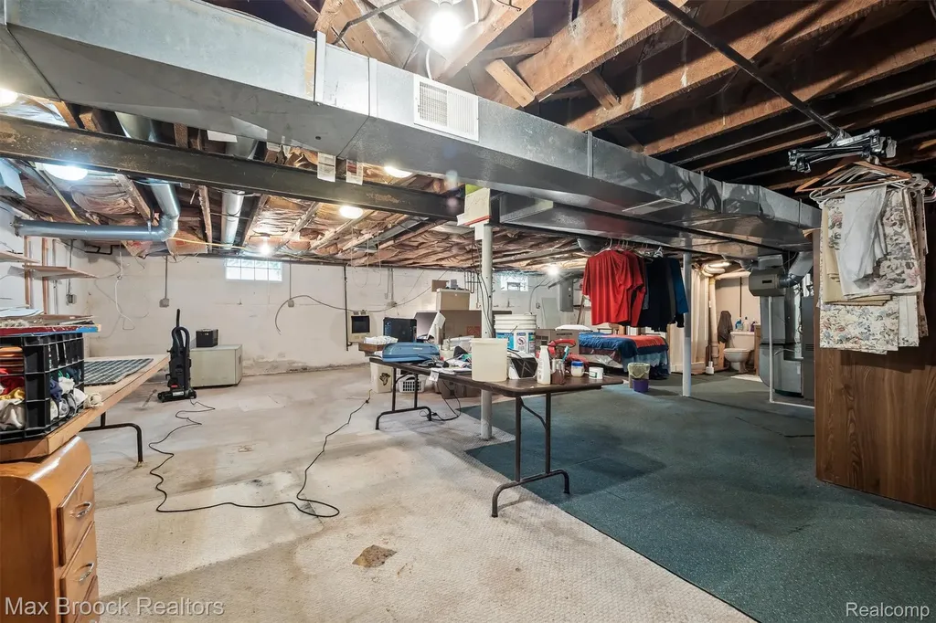 67 W Columbia Avenue Pontiac City MI 48340