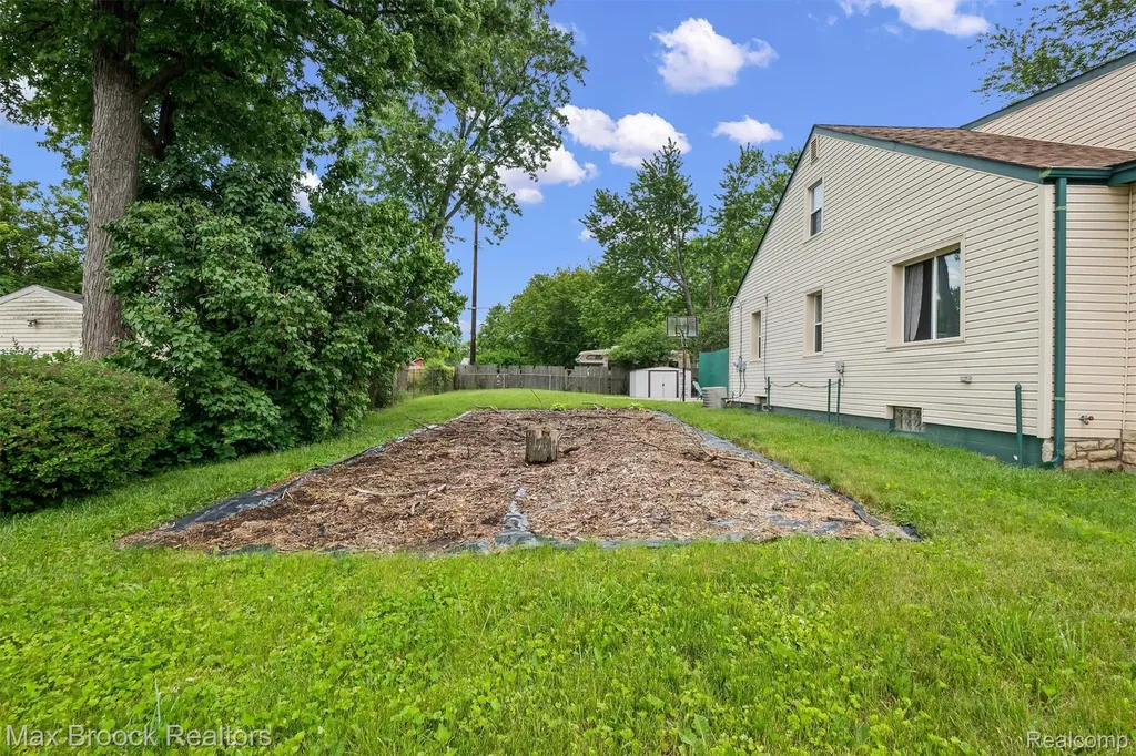 67 W Columbia Avenue Pontiac City MI 48340