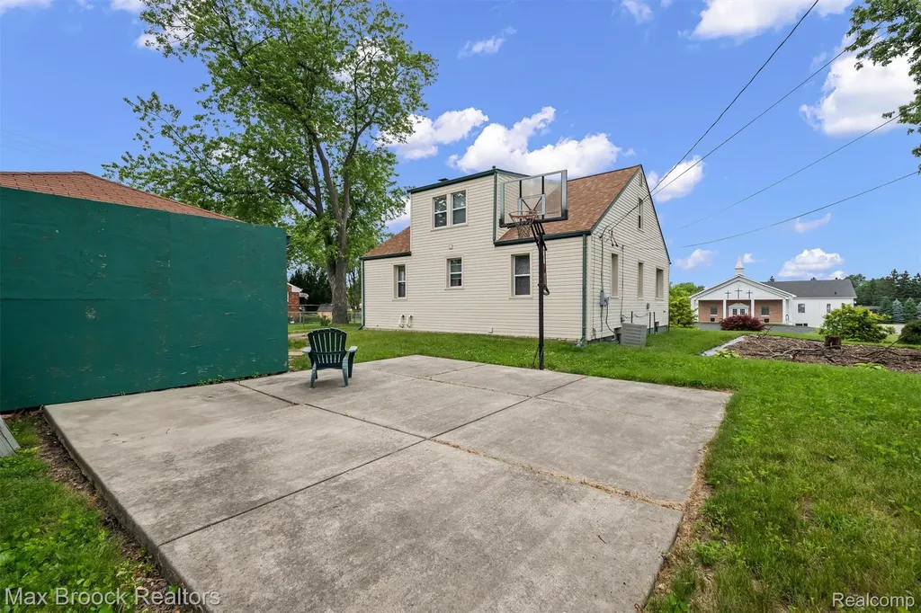 67 W Columbia Avenue Pontiac City MI 48340