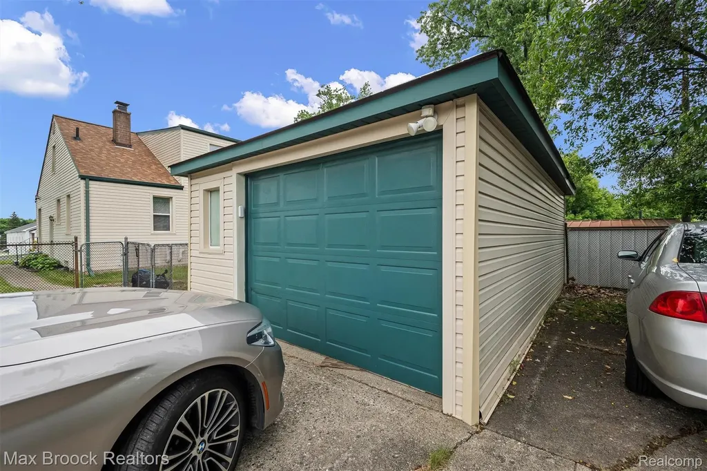 67 W Columbia Avenue Pontiac City MI 48340