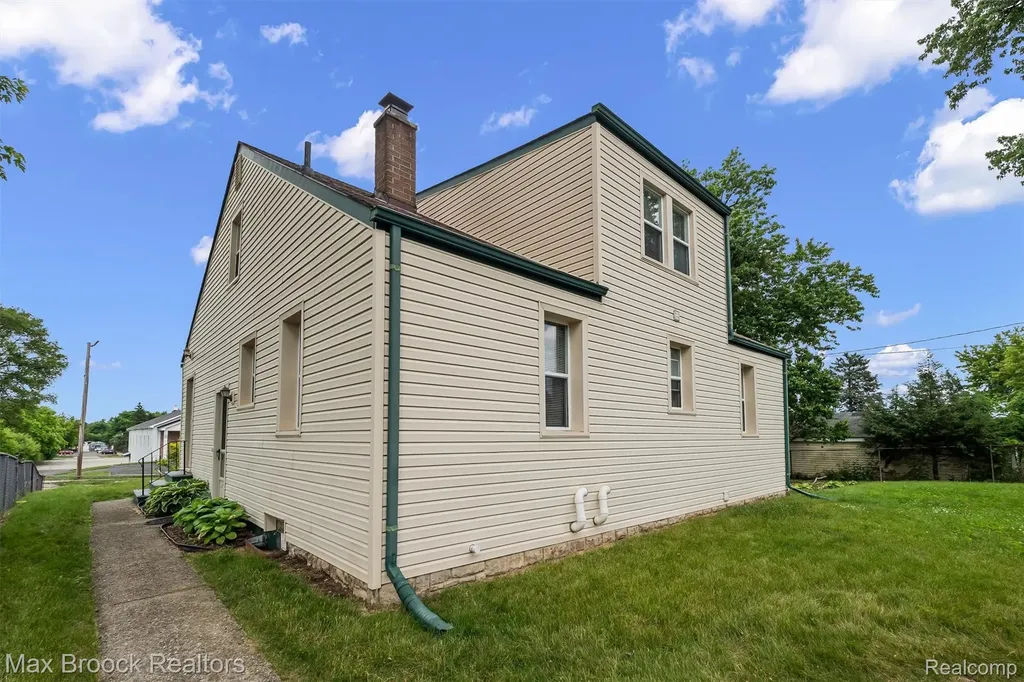 67 W Columbia Avenue Pontiac City MI 48340