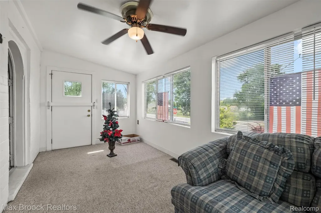 67 W Columbia Avenue Pontiac City MI 48340
