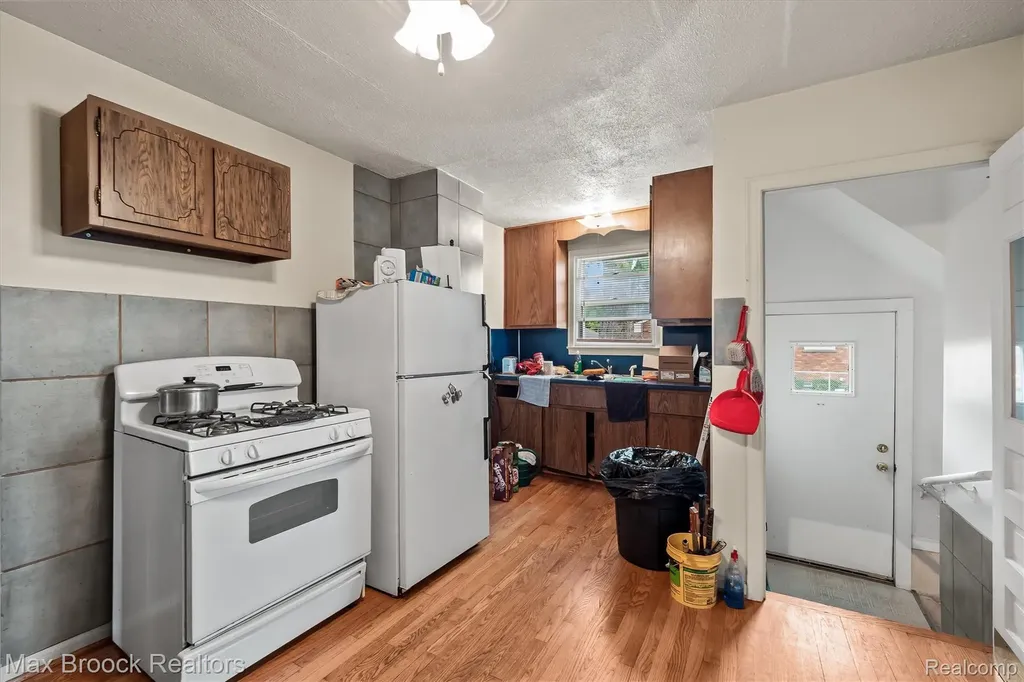 67 W Columbia Avenue Pontiac City MI 48340