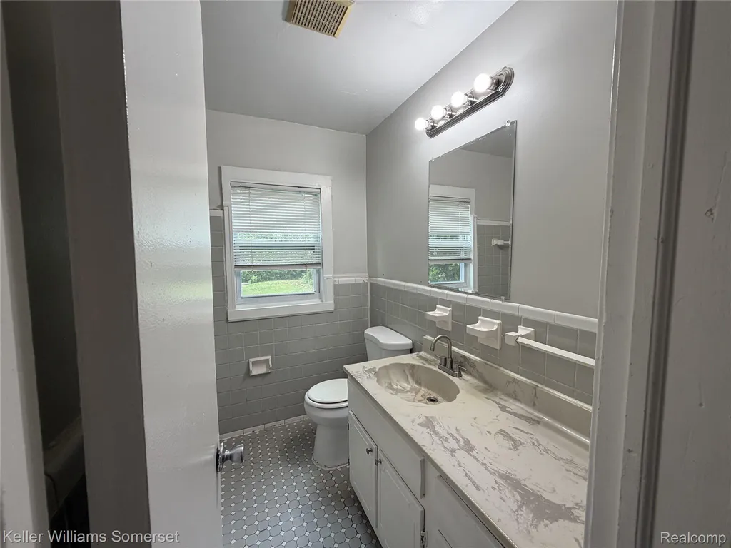 19130 Woodcrest Street Harper Woods City MI 48225