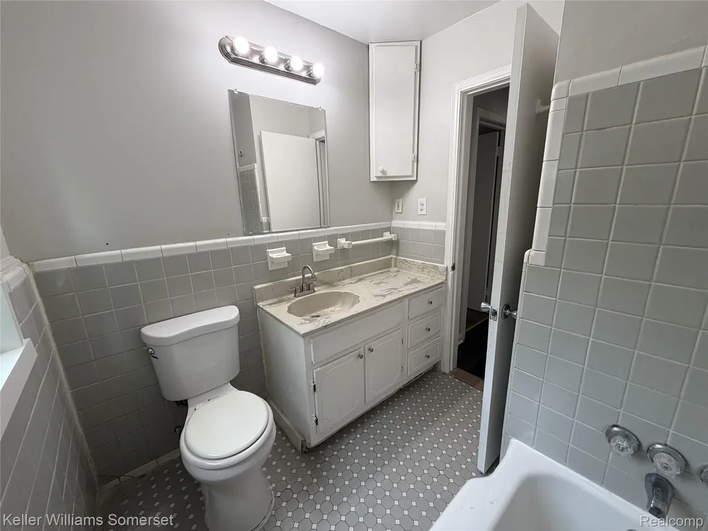 19130 Woodcrest Street Harper Woods City MI 48225