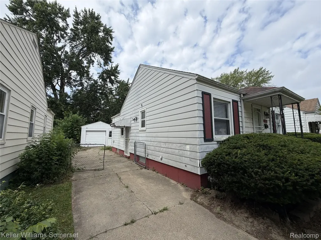19130 Woodcrest Street Harper Woods City MI 48225