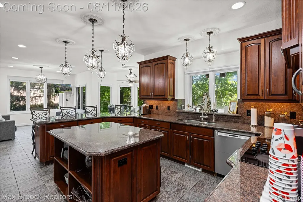 34825 Huntington Court Farmington Hills City MI 48331