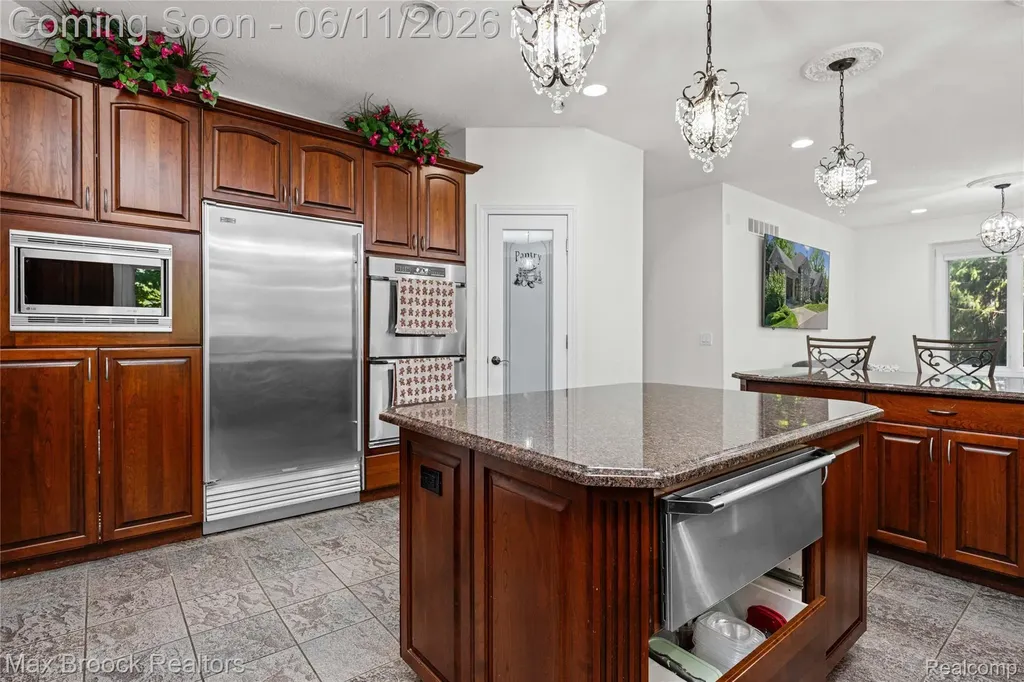 34825 Huntington Court Farmington Hills City MI 48331