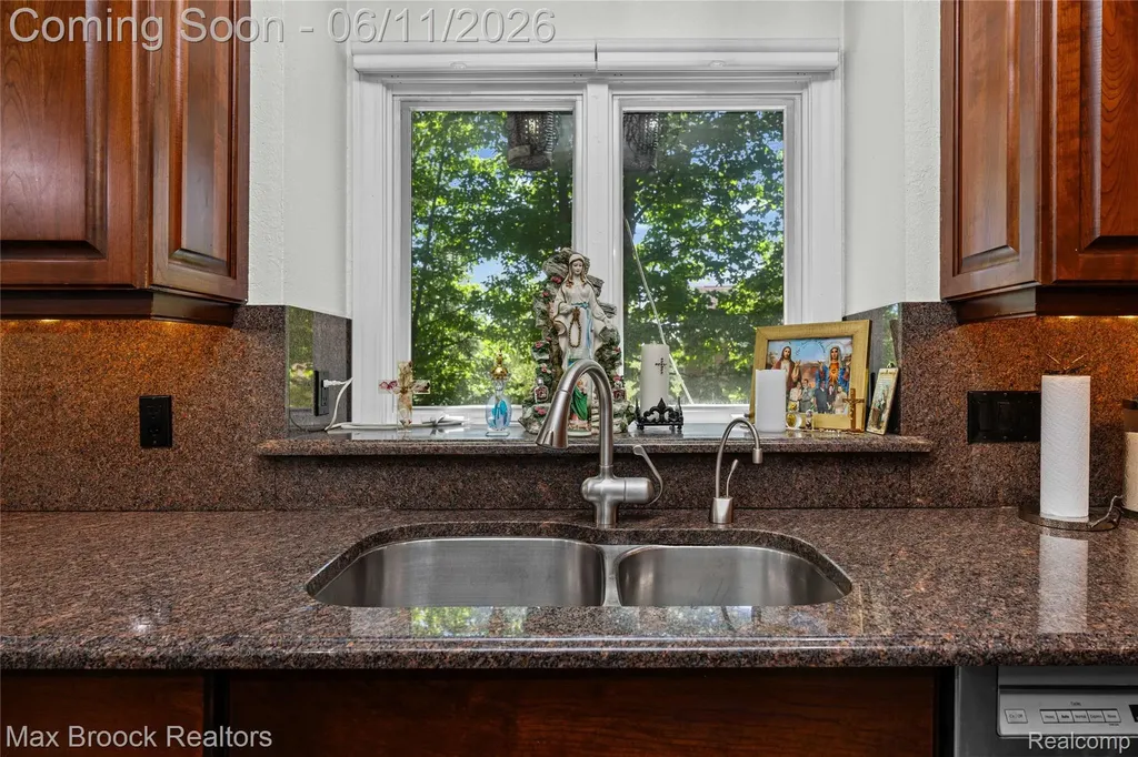 34825 Huntington Court Farmington Hills City MI 48331