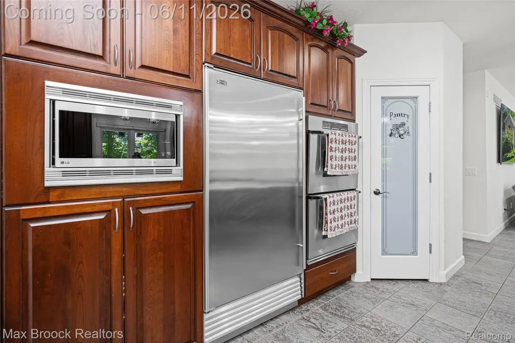 34825 Huntington Court Farmington Hills City MI 48331