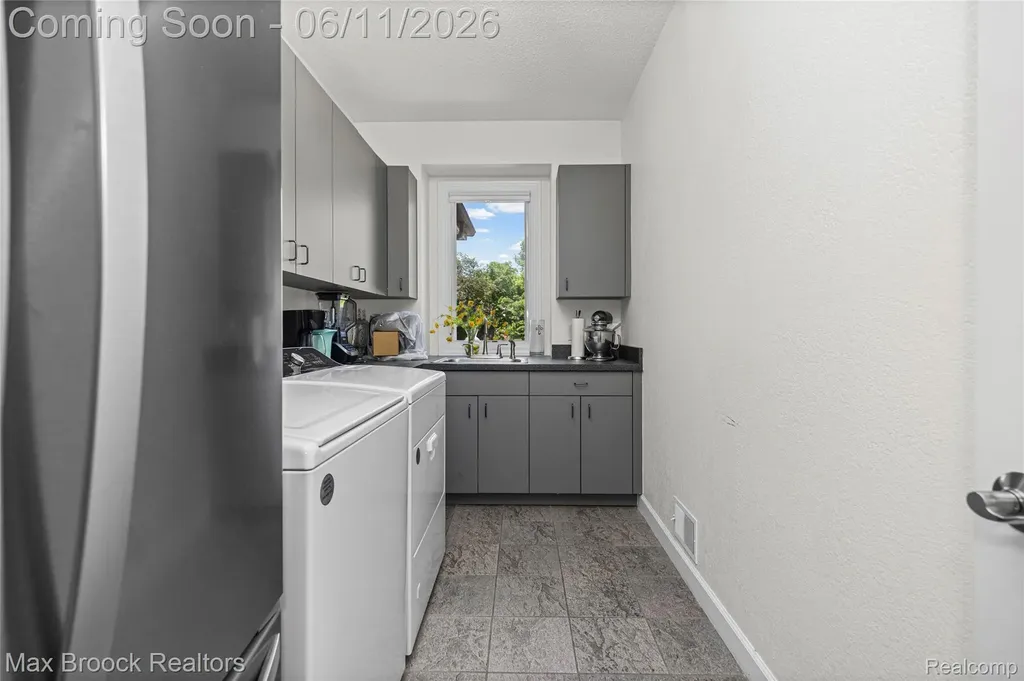 34825 Huntington Court Farmington Hills City MI 48331