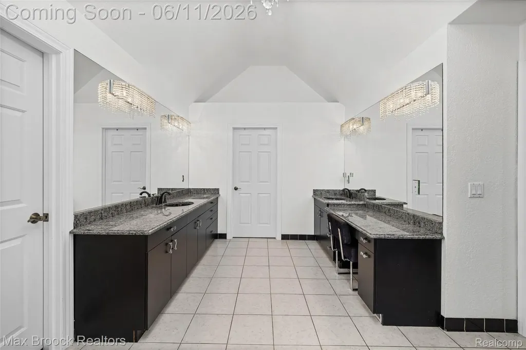 34825 Huntington Court Farmington Hills City MI 48331