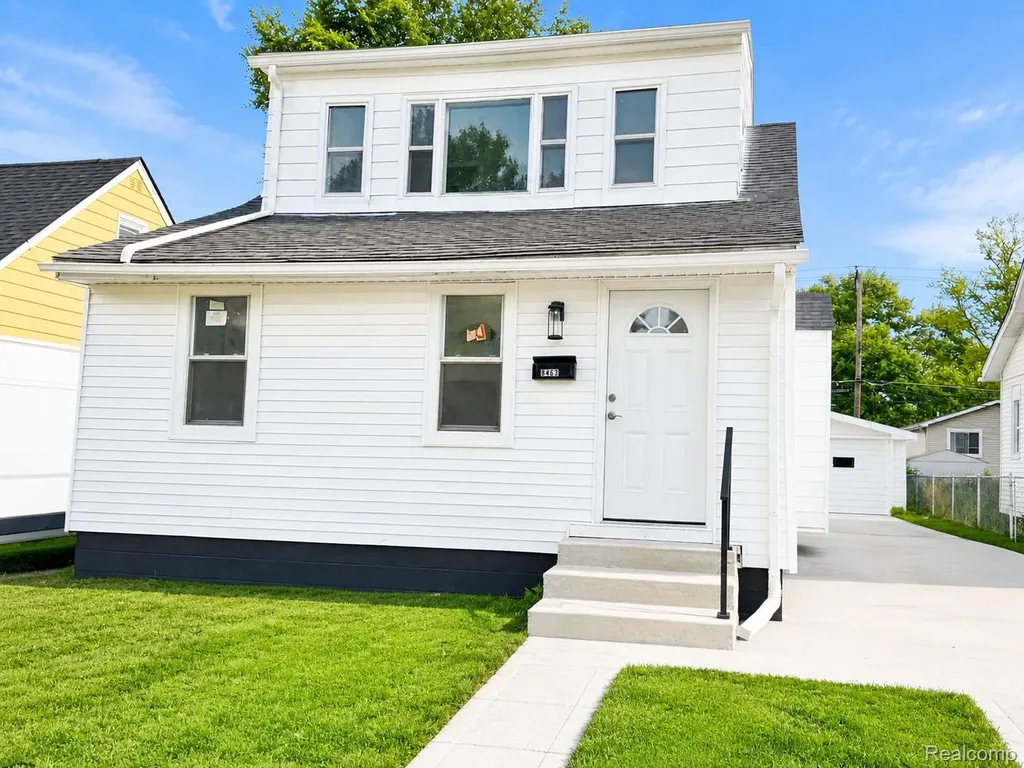 8463 Paige Avenue Warren City MI 48089