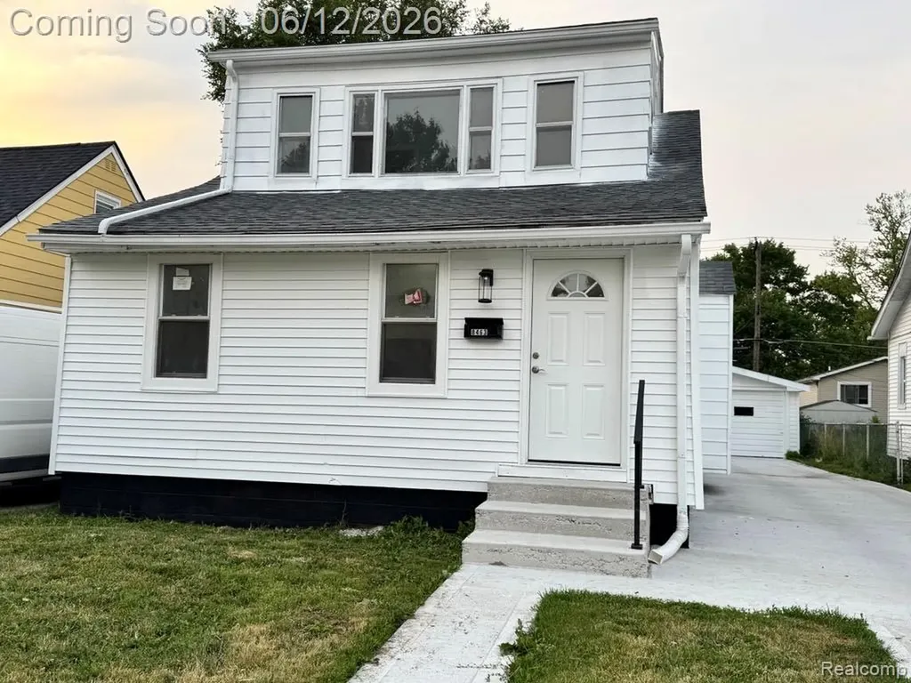 8463 Paige Avenue Warren City MI 48089