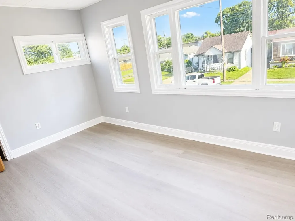 8463 Paige Avenue Warren City MI 48089