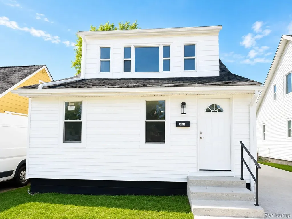 8463 Paige Avenue Warren City MI 48089