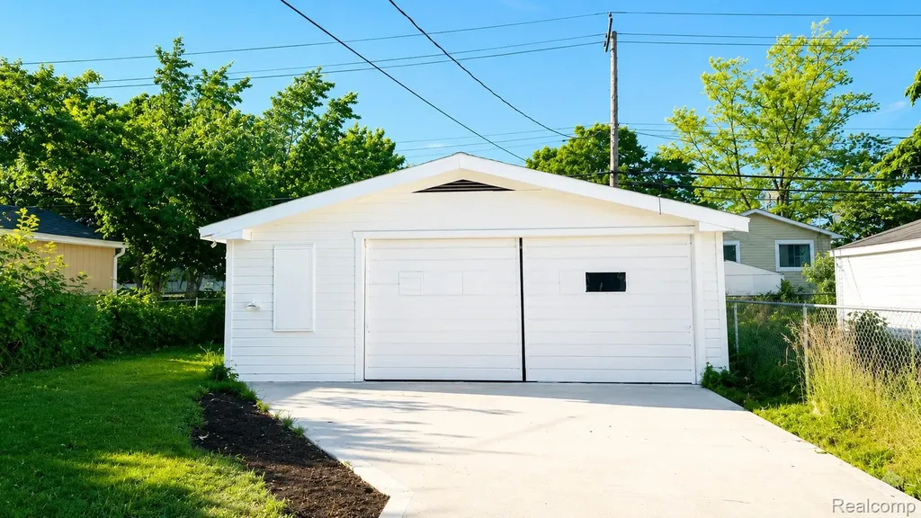 8463 Paige Avenue Warren City MI 48089