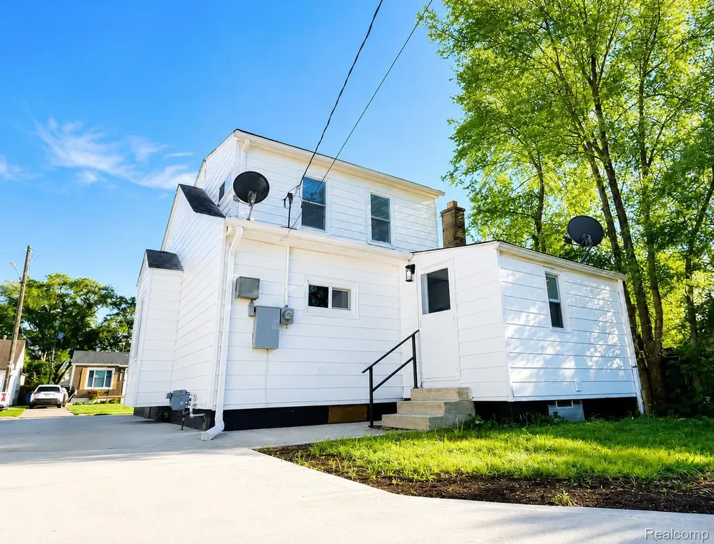 8463 Paige Avenue Warren City MI 48089