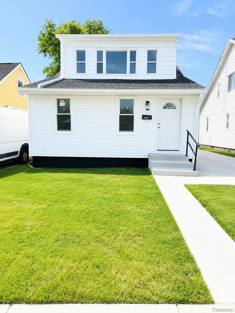 8463 Paige Avenue Warren City MI 48089