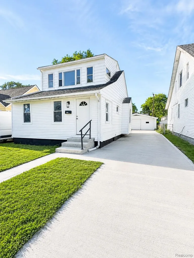 8463 Paige Avenue Warren City MI 48089