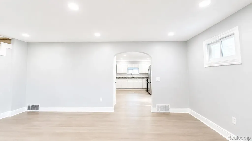 8463 Paige Avenue Warren City MI 48089