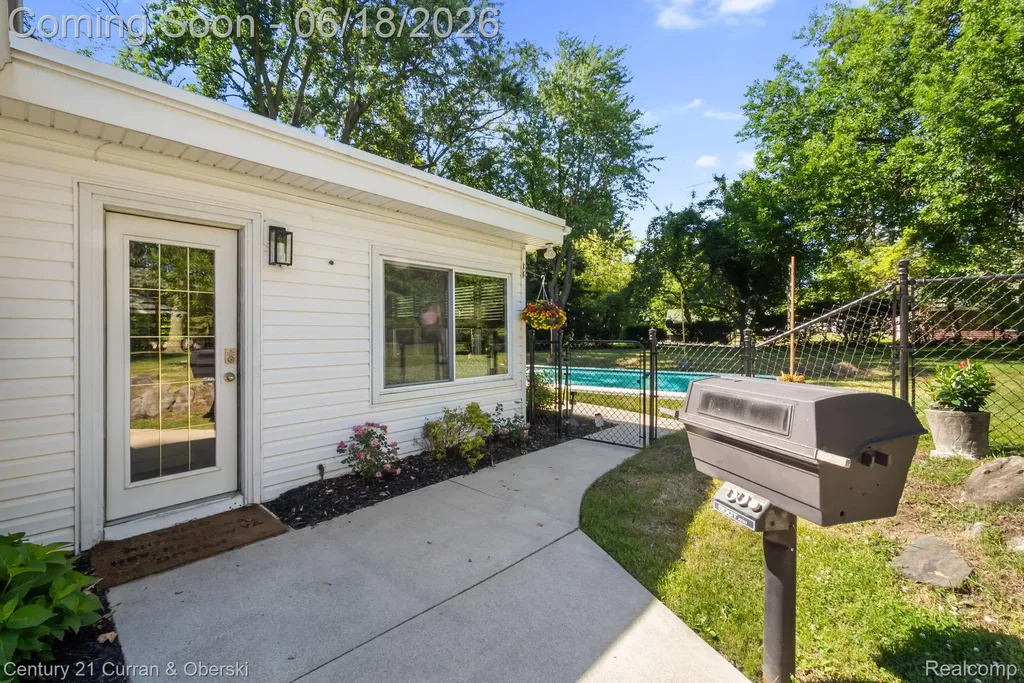 37480 Rhonswood Drive Farmington Hills City MI 48167