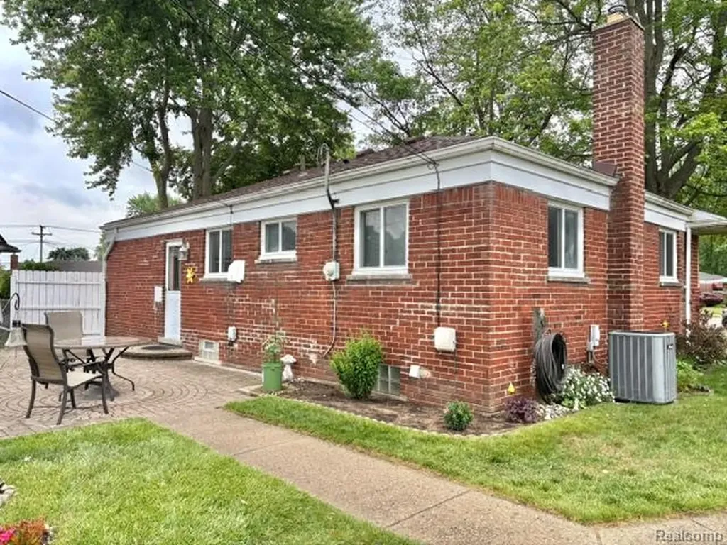 2555 Longmeadow Drive Trenton City MI 48183