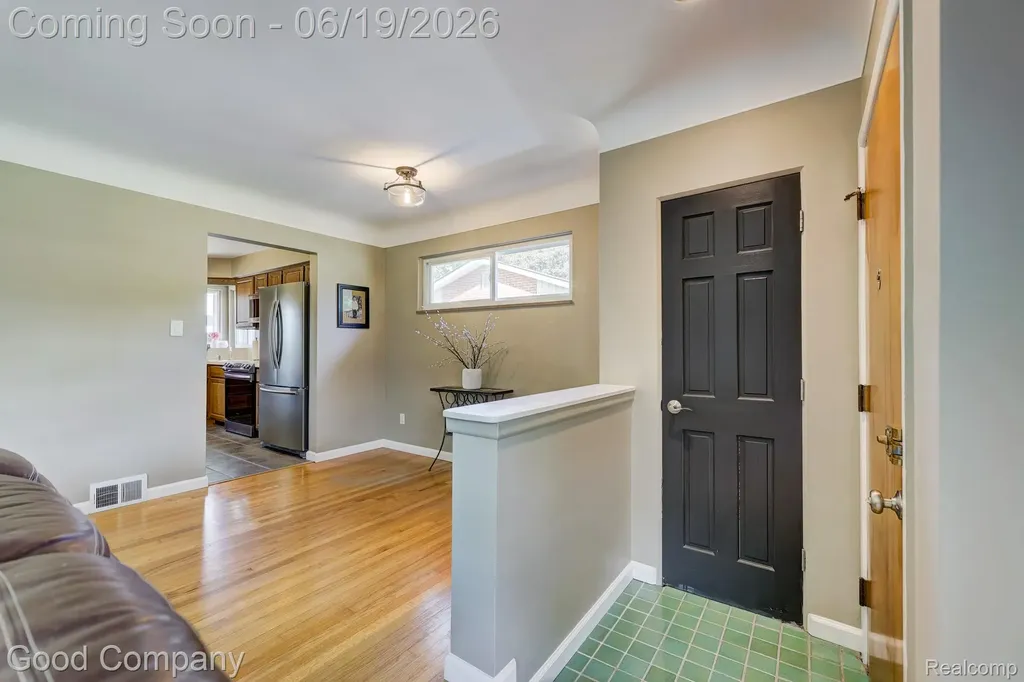 27605 Lyndon Street Livonia City MI 48154
