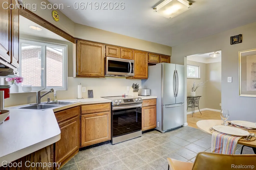 27605 Lyndon Street Livonia City MI 48154