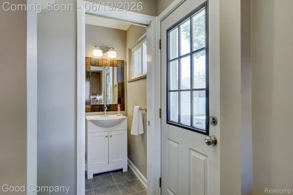 27605 Lyndon Street Livonia City MI 48154
