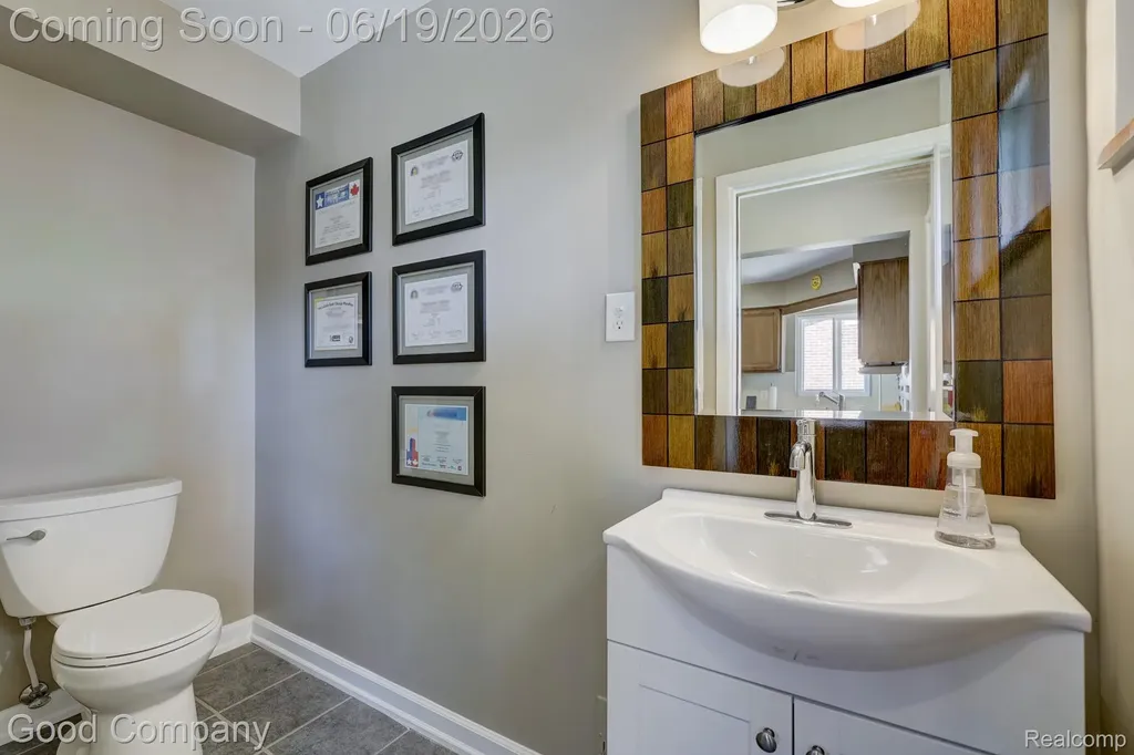 27605 Lyndon Street Livonia City MI 48154