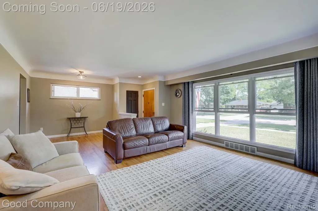 27605 Lyndon Street Livonia City MI 48154