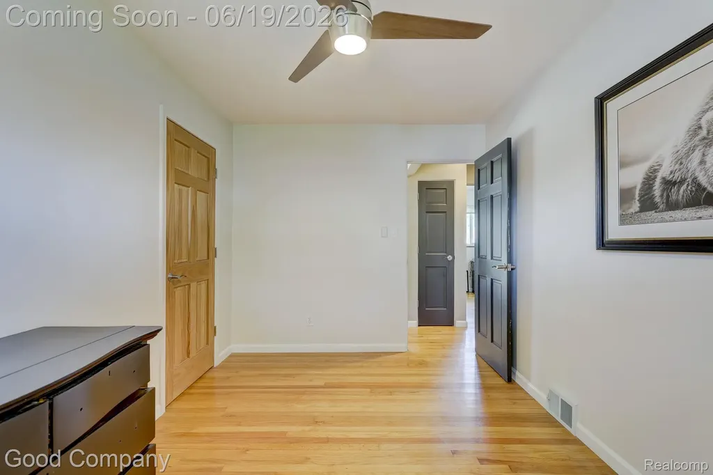 27605 Lyndon Street Livonia City MI 48154