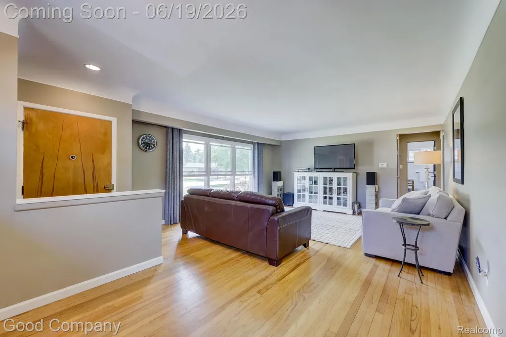 27605 Lyndon Street Livonia City MI 48154