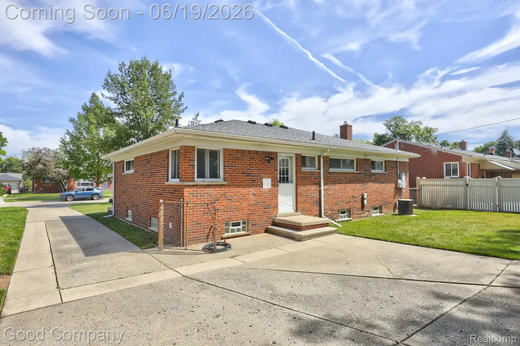 27605 Lyndon Street Livonia City MI 48154