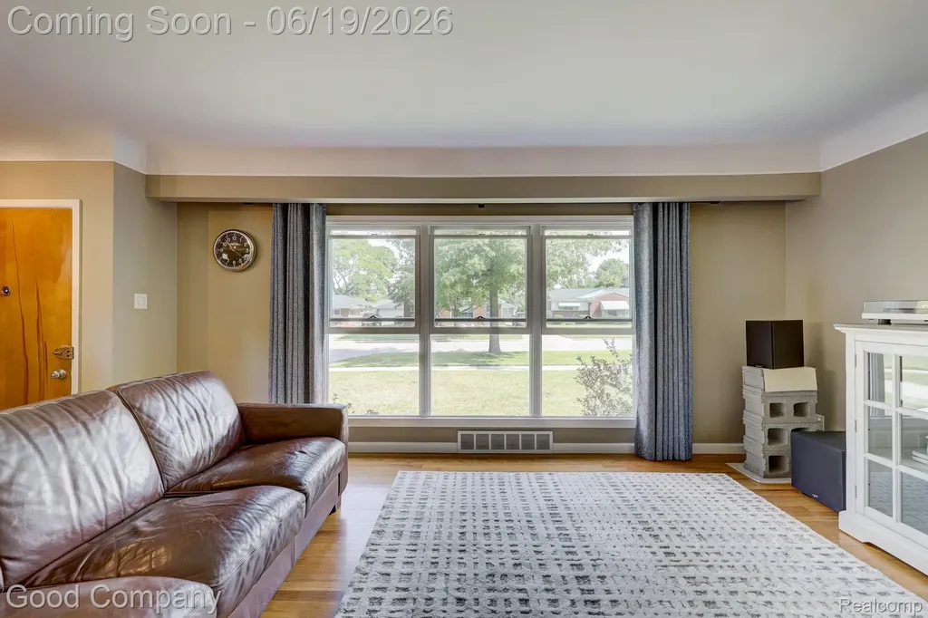 27605 Lyndon Street Livonia City MI 48154