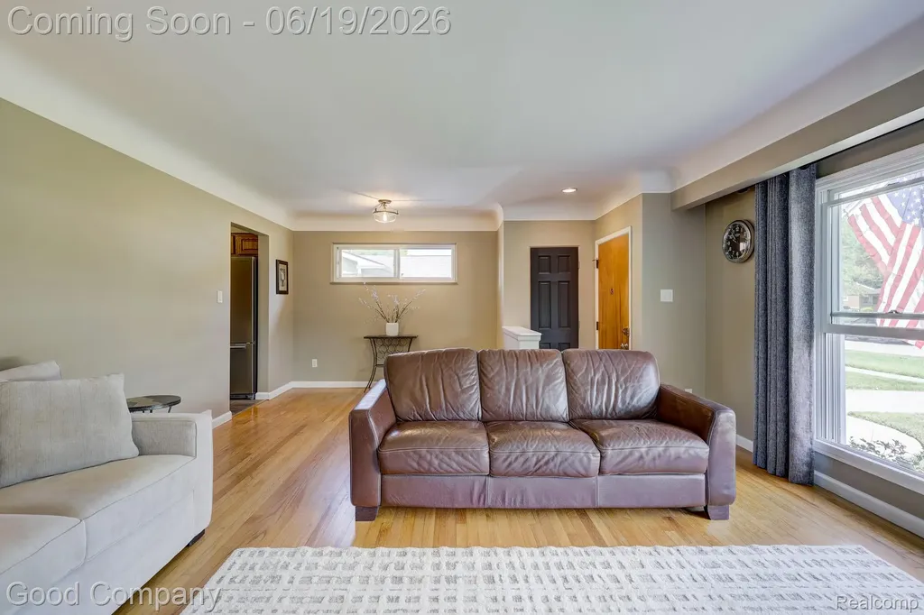 27605 Lyndon Street Livonia City MI 48154