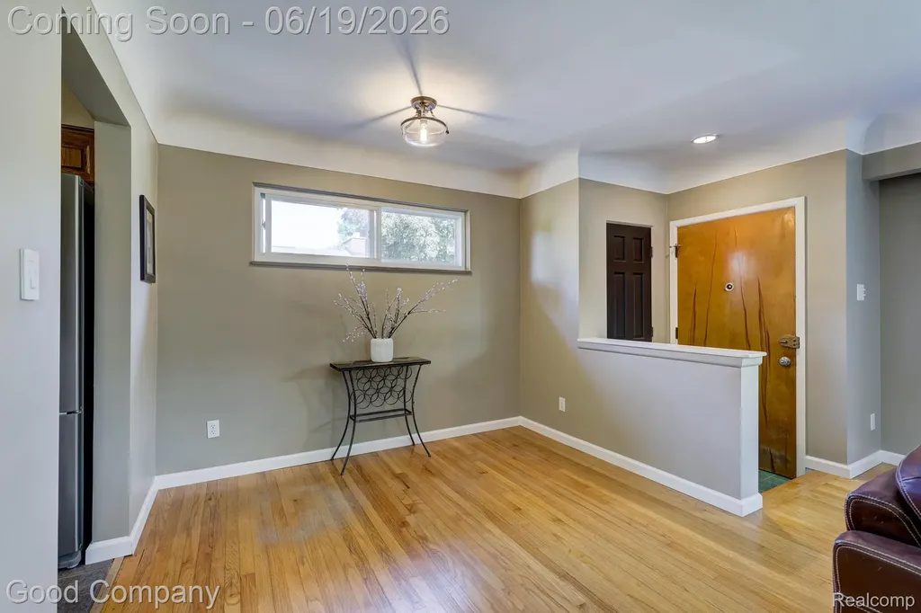 27605 Lyndon Street Livonia City MI 48154