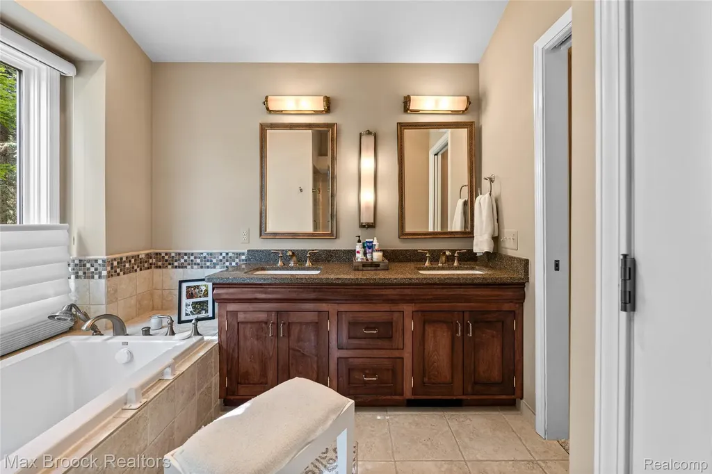 2493 Wildbrook Run Bloomfield Hills City MI 48304