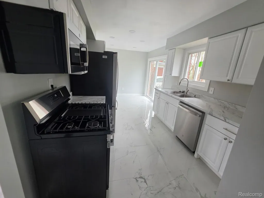 459 New York Avenue Lincoln Park City MI 48146