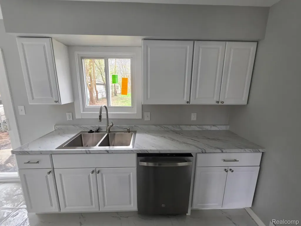 459 New York Avenue Lincoln Park City MI 48146
