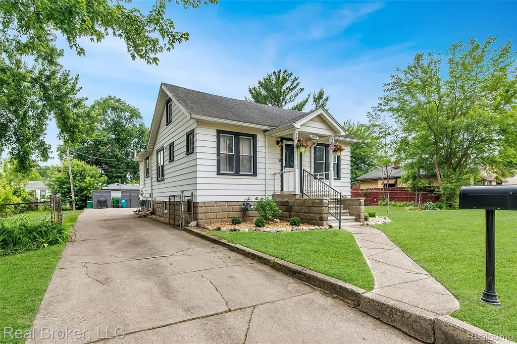 29019 Birchlawn Street Garden City City MI 48135