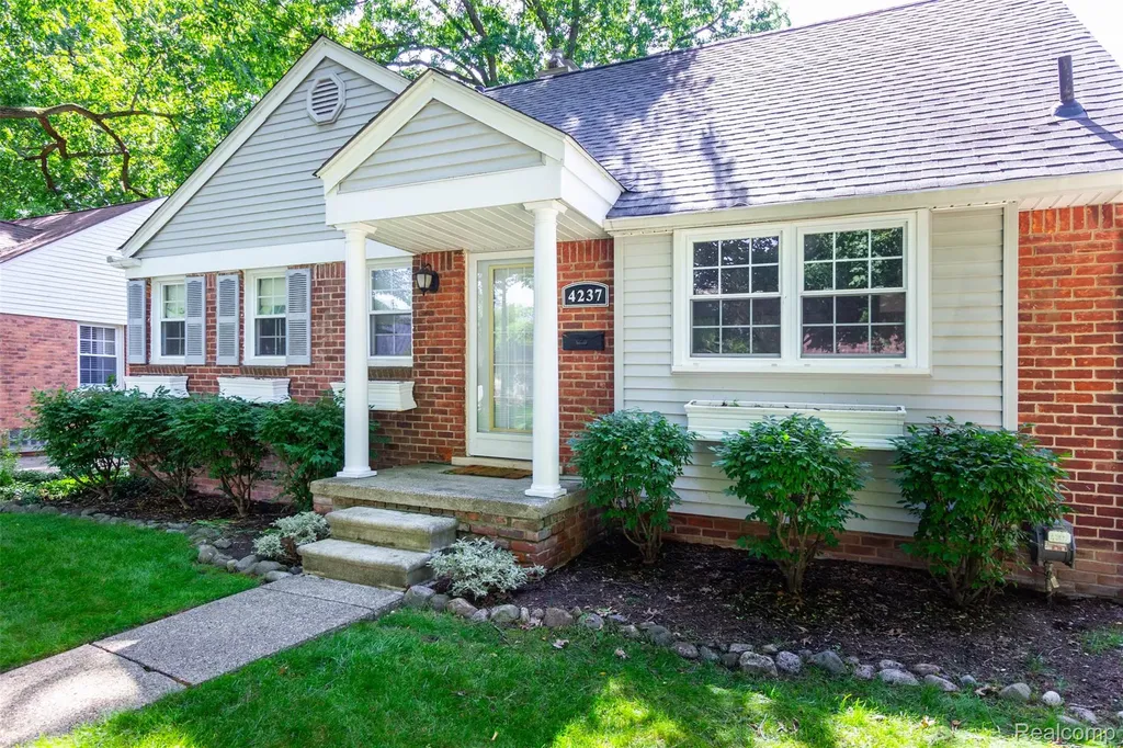 4237 Wakefield Road Berkley City MI 48072