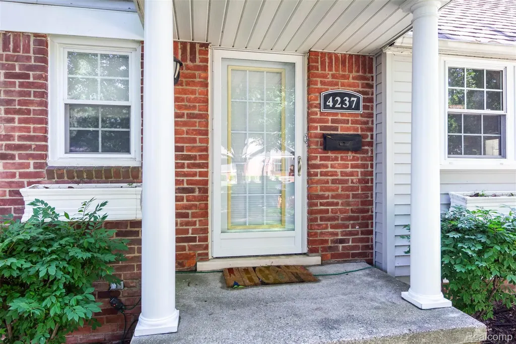 4237 Wakefield Road Berkley City MI 48072