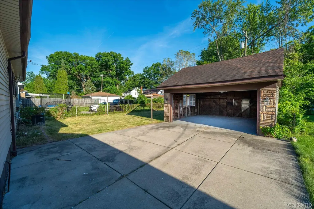 22519 Leewin Street Detroit City MI 48219